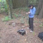 Realizando mediciones de flujo de radón en suelo en La Cumbre