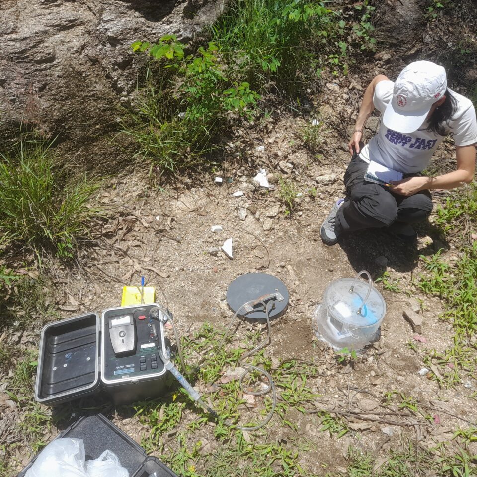 Mediciones de contenido de uranio y flujo de radón en suelo en la zona de Tanti